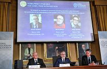 جایزه نوبل فیزیک مشترکاً به جیمز پیبلز، میشل مایور و دیدیه کوئلوز اعطا شد 