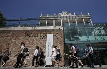 Iskolai osztály halad el Bécsben a Palais Cobourg Hotel előtt