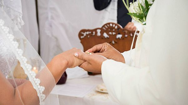ليلة القبض على العريس .. سرق ليتزوج فدخل قفص الاتهام بدل القفص الذهبي ليلة القبض على العريس .. سرق ليتزوج فدخل قفص الاتهام بدل القفص الذهبي