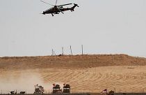 طائرة هليكوبتر عسكرية تركية مع القوات التركية والأميركية على الأرض خلال دورية مشتركة بين الولايات المتحدة وتركيا في شمال سوريا