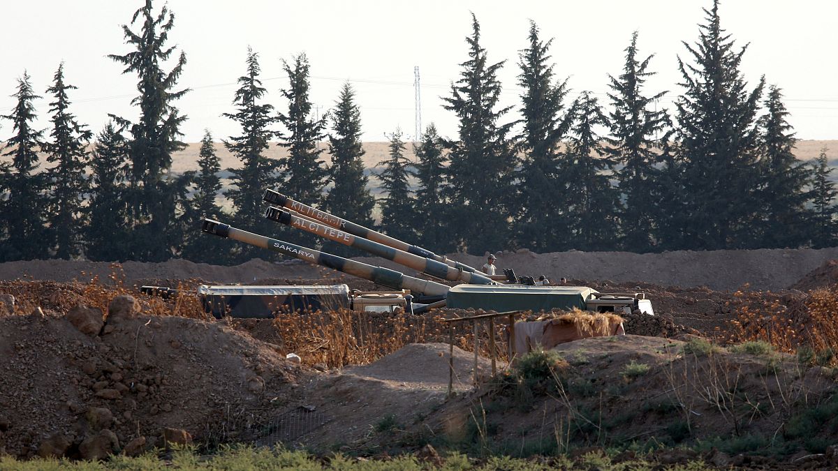 مدافع للجيش لتركي قرب الحدود السورية. أكتوبر 2019 - رويترز