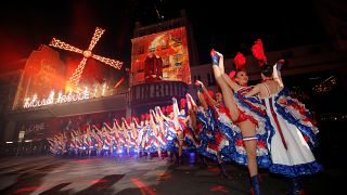Moulin Rouge 130. yılında sokağa taştı: Kankan dansıyla yıl dönümü kutlandı