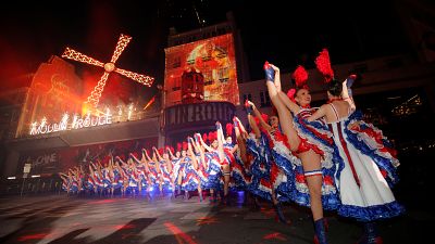Moulin Rouge 130. yılında sokağa taştı: Kankan dansıyla yıl dönümü kutlandı