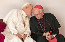A két pápa (Anthony Hopkins és Jonathan Pryce)