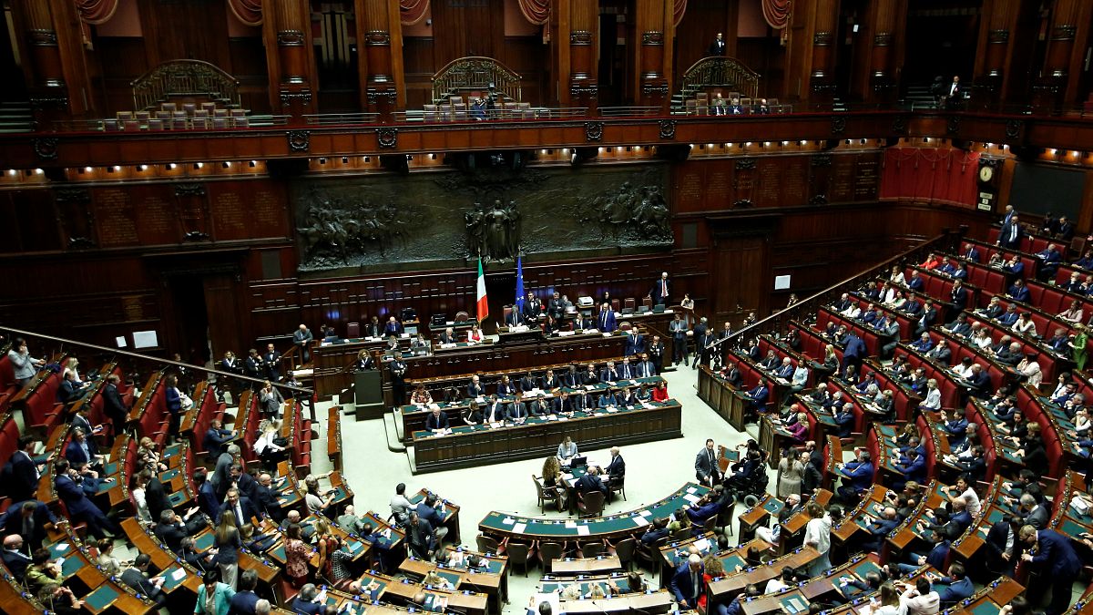 İtalya'da milletvekili ve senatör sayısı üçte bir oranında azaltıldı