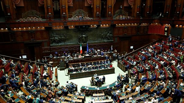 İtalya'da milletvekili ve senatör sayısı üçte bir oranında azaltıldı İtalya'da milletvekili ve senatör sayısı üçte bir oranında azaltıldı