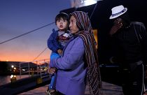 Πρόσφυγες και μετανάστες αποβιβάζονται στον Πειραιά (αρχείου)