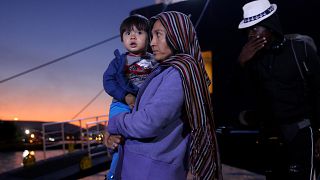 Πρόσφυγες και μετανάστες αποβιβάζονται στον Πειραιά (αρχείου)