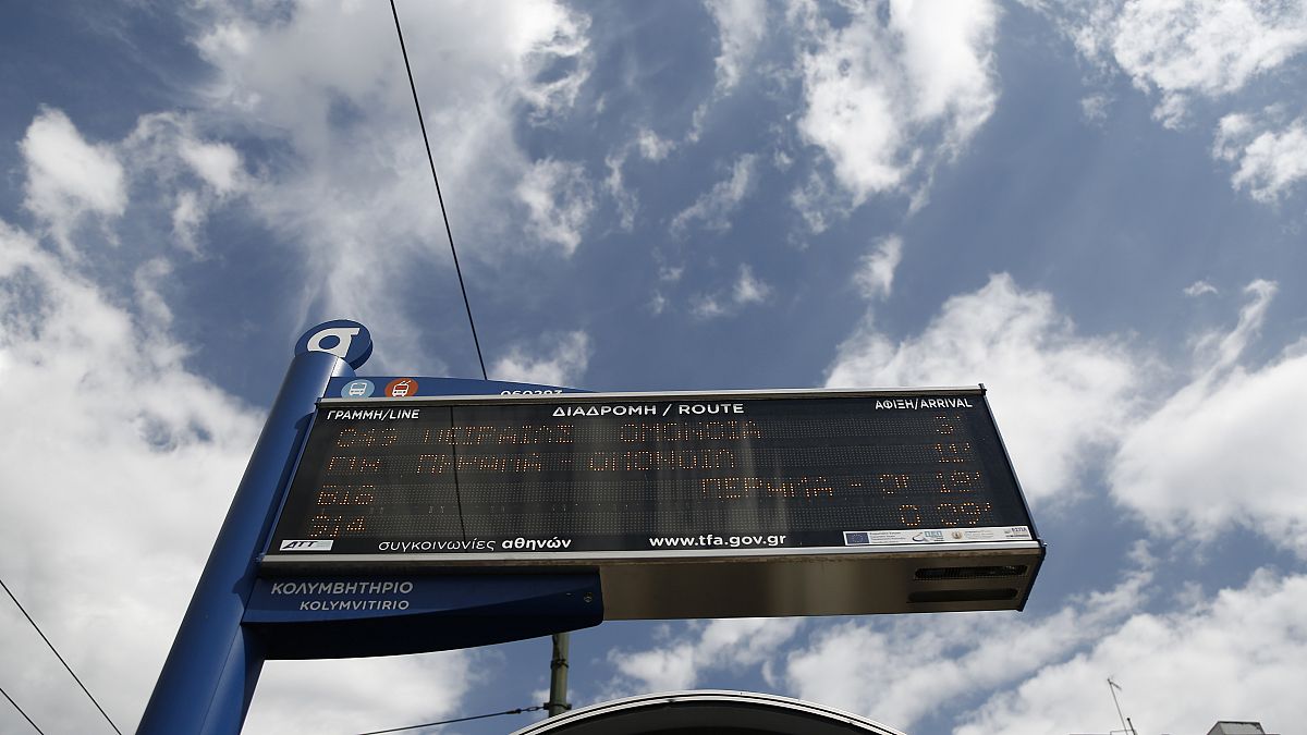 Οθόνη ηλεκτρονικής πληροφόρησης επιβατών σε στάση λεωφορείου, στην Αθήνα