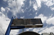 Οθόνη ηλεκτρονικής πληροφόρησης επιβατών σε στάση λεωφορείου, στην Αθήνα