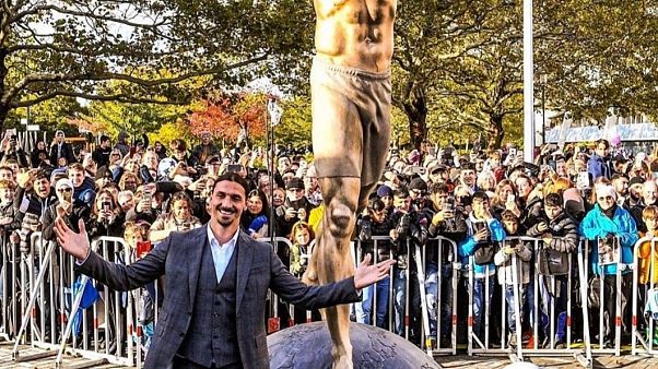 Ibra e la sua statua, a Malmö. Ibra e la sua statua, a Malmö.