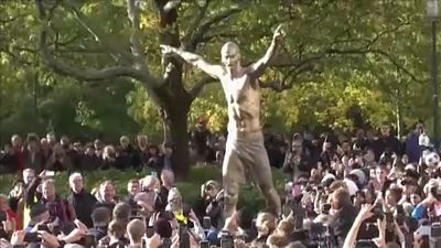 Ibrahimovic-szobor Malmőben