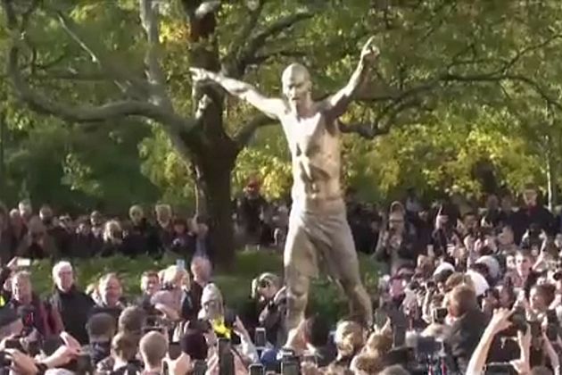 Ibrahimovic-szobor Malmőben