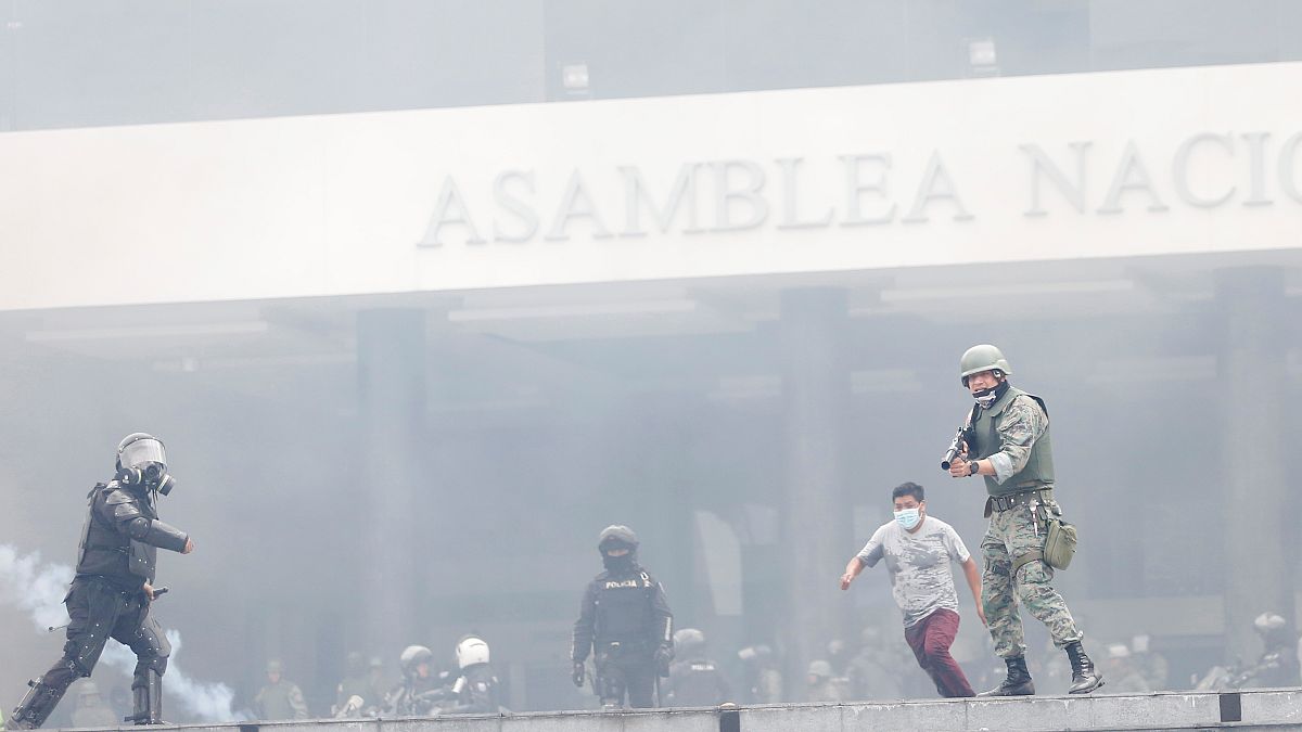 Απαγόρευση κυκλοφορίας στον Ισημερινό μετά τις βίαιες διαδηλώσεις