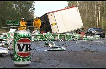 شاهد: انقلاب شاحنة تنقل صناديق بيرة في أستراليا