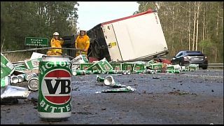 شاهد: انقلاب شاحنة تنقل صناديق بيرة في أستراليا