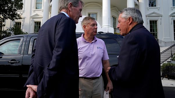 ABD'nin Güney Carolina Senatörü Cumhuriyetçi Lindsey Graham (ortada) ABD'nin Güney Carolina Senatörü Cumhuriyetçi Lindsey Graham (ortada)