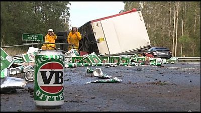 Lastwagen kippt um und verliert Bierlieferung