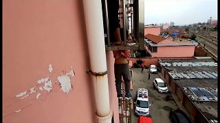 نجات کودک آویزان از طبقه چهارم ساختمانی در چین