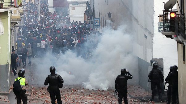 المحتجون نزلوا إلى الشارع تعبيراً عن رفضهم للسياسات الاقتصادية التقشفية المحتجون نزلوا إلى الشارع تعبيراً عن رفضهم للسياسات الاقتصادية التقشفية