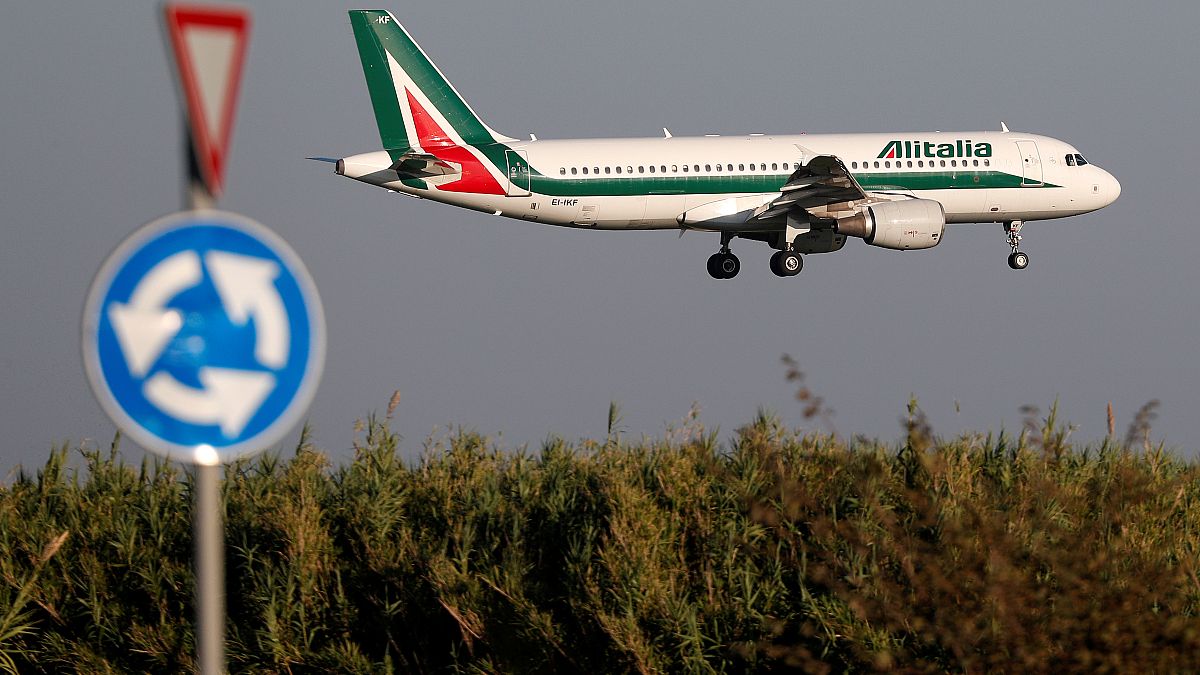 Alitalia, aerei a terra e compagnia ancora sull'orlo del fallimento
