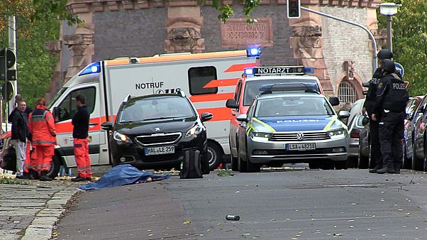 Almanya'da sinagog önünde 2 kişiyi öldüren saldırgan 'Yahudi karşıtı bir Neonazi' Almanya'da sinagog önünde 2 kişiyi öldüren saldırgan 'Yahudi karşıtı bir Neonazi'