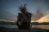 Titokzatos alak üldögél a Duna budai oldalán és figyeli Budapestet