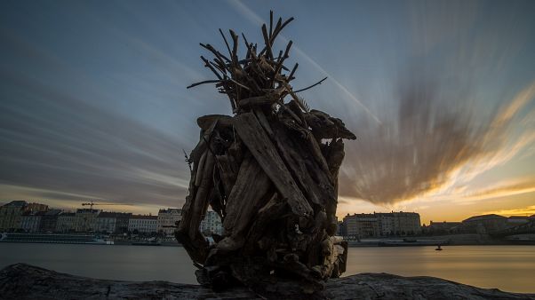 Titokzatos alak üldögél a Duna budai oldalán és figyeli Budapestet Titokzatos alak üldögél a Duna budai oldalán és figyeli Budapestet