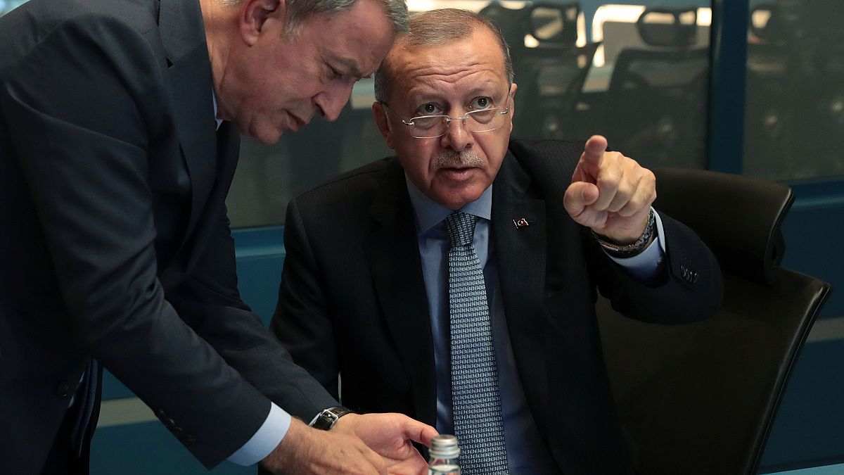 الرئيس التركي رجب طيب أردوغان ووزير دفاعه خلوصي آكار