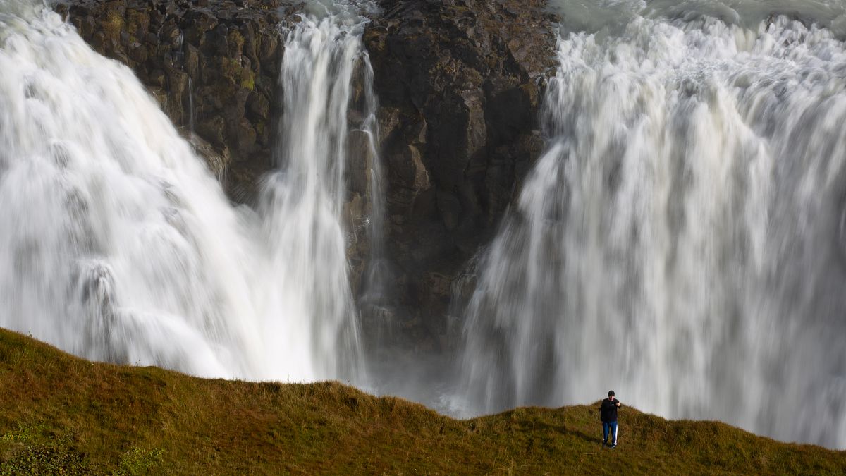 شخص بصدد التقاط صورة سيلفي في منطقة خطيرة حذو شلالات غلفوس في أييسلندا، 16 أيلول/سبتمبر 2019. كريس هلغرين - رويترز