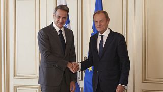 Ο πρωθυπουργός Κυριάκος Μητσοτάκης υποδέχεται τον πρόεδρο του Ευρωπαϊκού Συμβουλίου Ντόναλντ Τουσκ