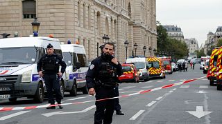 قوات الشرطة الفرنسية أمام أحد مقارها في باريس
