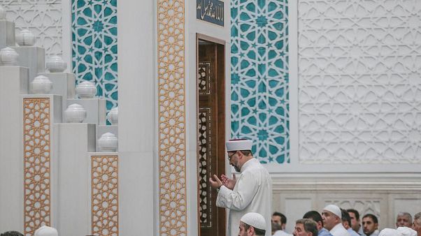 İstanbul'daki camilerde Barış Pınarı Harekatı için yatsı ezanı öncesi sela okundu İstanbul'daki camilerde Barış Pınarı Harekatı için yatsı ezanı öncesi sela okundu