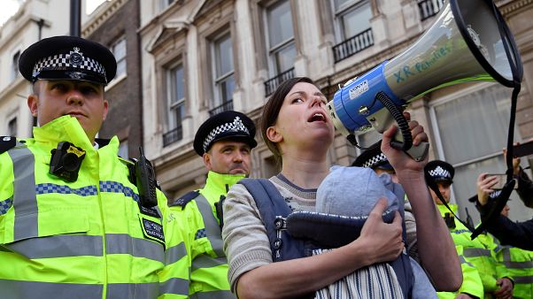 Tömeges csecsemőszoptatás London központjában Tömeges csecsemőszoptatás London központjában