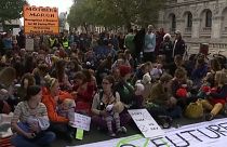 شاهد: أمهات يغلقن طرقات بلندن ويرضعن أطفالهن احتجاجا على تغير المناخ 