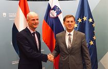 Hollanda Dışişleri Bakanı Blok (solda), Slovenya Dışişleri Bakanı Cerar ile
