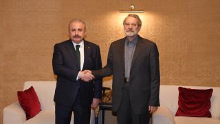 TBMM Başkanı Mustafa Şentop Ağustos ayında Katar'daki toplantıda İran Meclis Başkanı Ali Laricani (sağda) ile görüştü.
