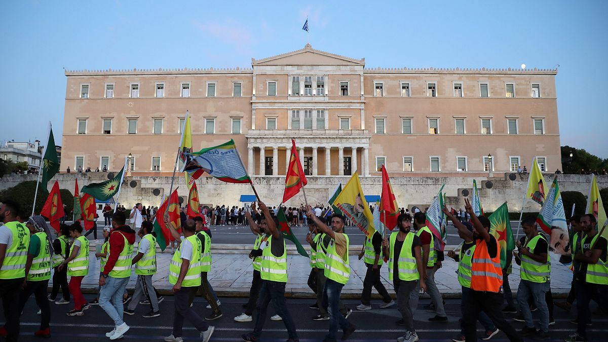 Türkiye'nin operasyonuna karşı çıkan Yunanistan'daki Kürtler meclis önünde yürüyüş düzenledi