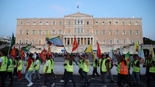 Türkiye'nin operasyonuna karşı çıkan Yunanistan'daki Kürtler meclis önünde yürüyüş düzenledi
