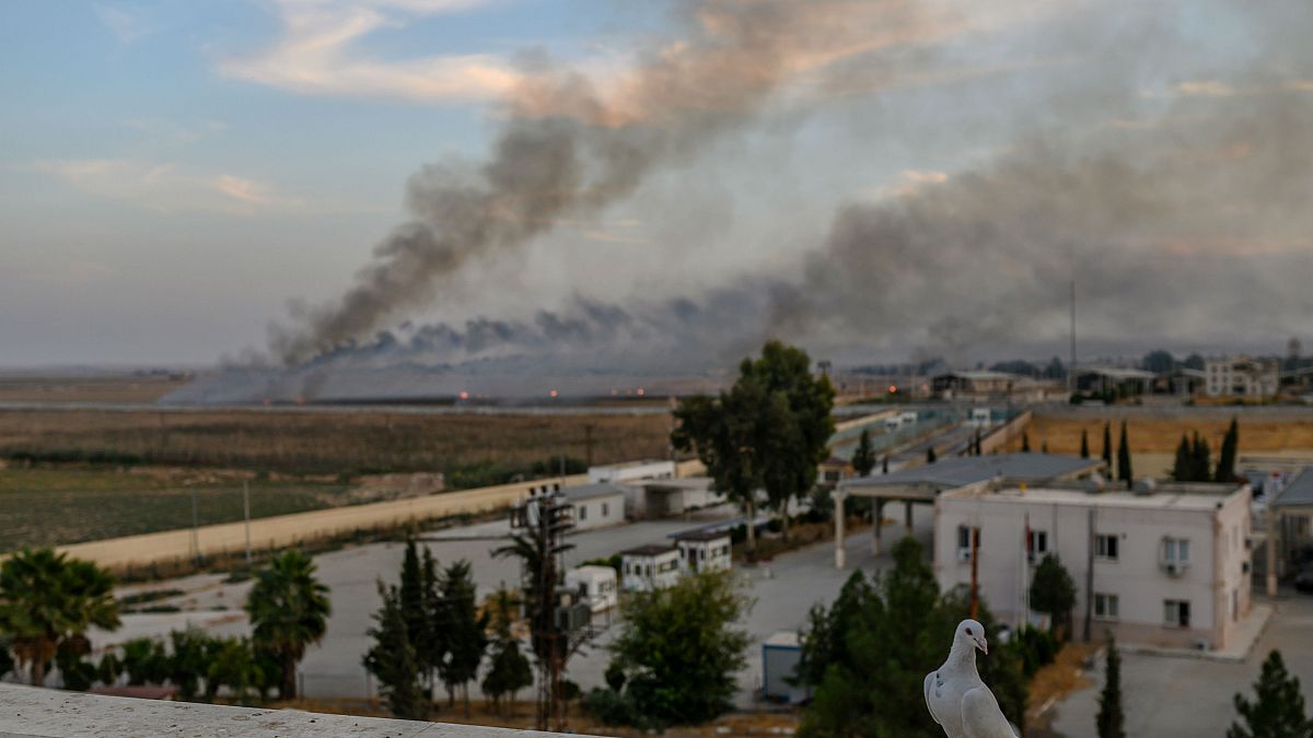 دخان القصف يتصاعد في تل أبيض عند الحدود السورية التركية