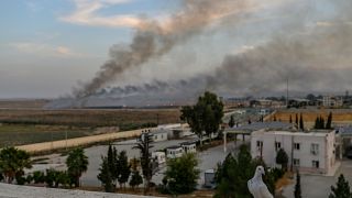 دخان القصف يتصاعد في تل أبيض عند الحدود السورية التركية