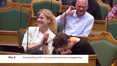 شاهد: نوبة ضحك تجتاح البرلمان الدنماركي.. والسبب مجهول