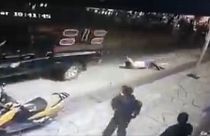 صورة ملتقطة من الفيديو المتداول الذي يظهر سحل المزارعين الغاضبين لرئيس البلدية بسبب عدم الوفاء بوعوده