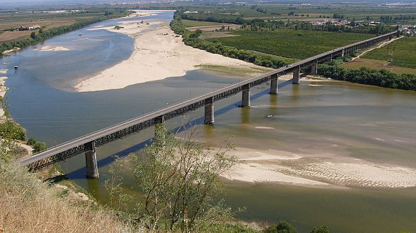 Tago, un fiume di polemiche. Gli ambientalisti portoghesi accusano: "La Spagna lo prosciuga" Tago, un fiume di polemiche. Gli ambientalisti portoghesi accusano: "La Spagna lo prosciuga"