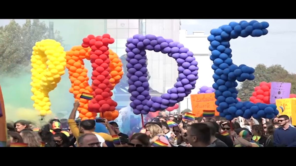 Kosovo: la gay pride parade a Pristina