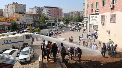 الشرطة التركية تطلق خراطينم المياه على متظاهرين لتفريقهم في ديار بكر - 2019/10/10. رويترز