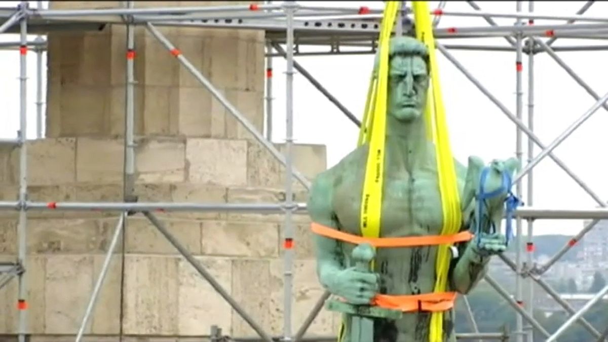 La statua del Vincitore lascia la fortezza di Belgrado