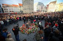 احتشد بعض سكان هاله الألمانية اليوم في مركز المدينة حداداً على القتيلين