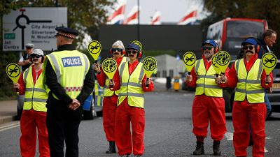 گروه «شورش علیه انقراض» مسیر منتهی به فرودگاه لندن را مسدود کردند
