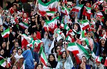 شاهد: إيرانيات في مدرجات ملعب كرة القدم بعد 40 عاما من الغياب 